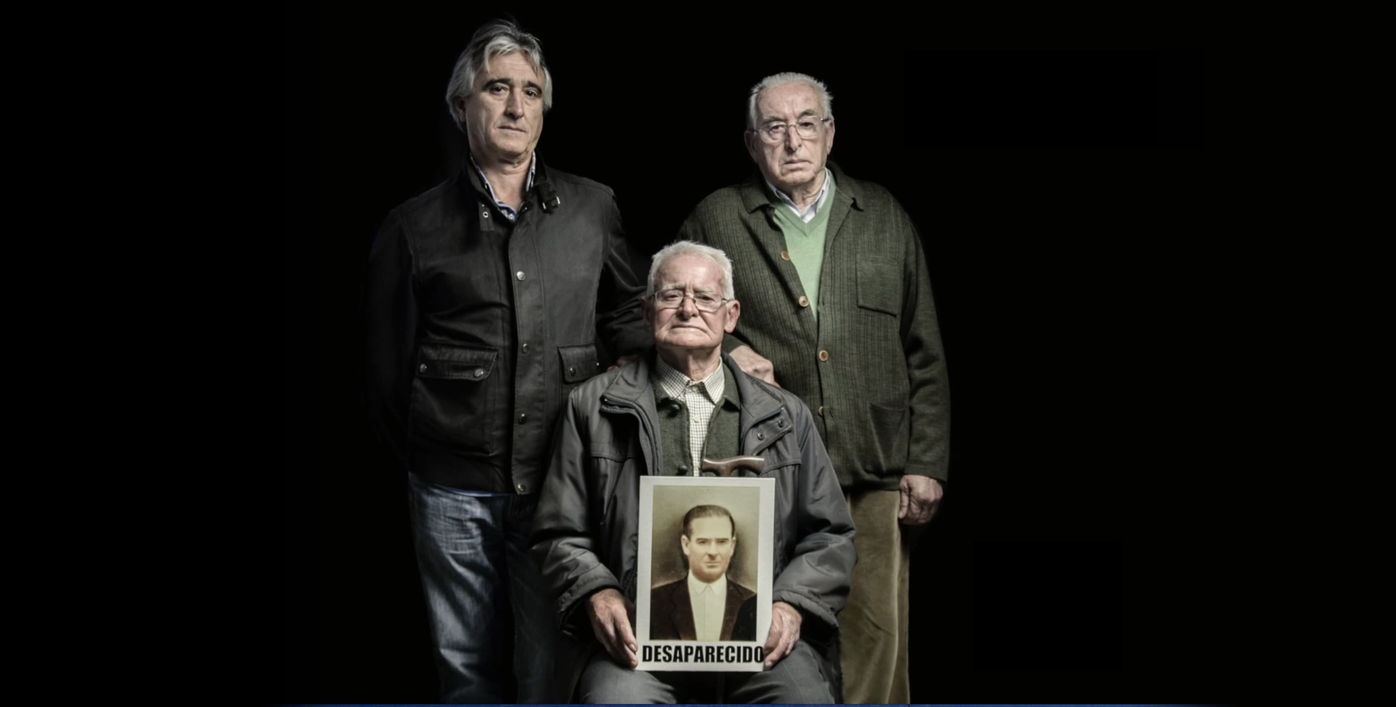 Familiares con foto de desaparecido