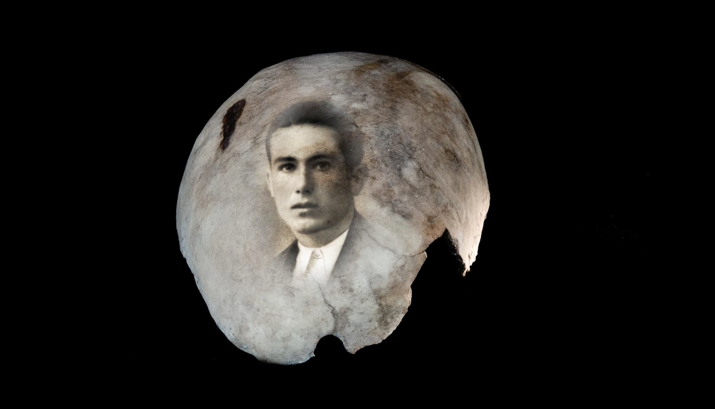 La Causa de los 4.000 — retrato y cráneo